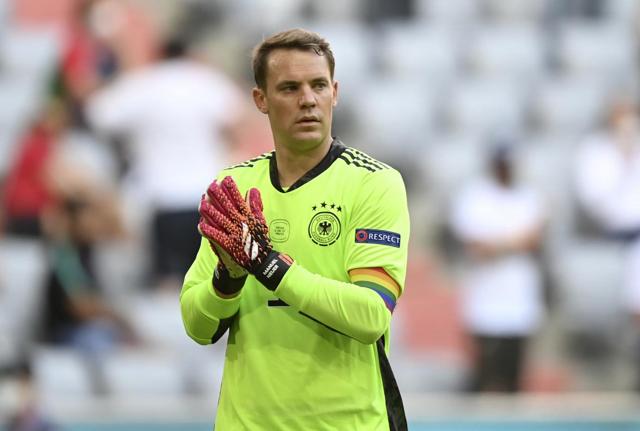 Manuel Neuer, capitano della Germania, indossa una fascia con i colori del Rainbow Manuel Neuer, capitano della Germania, indossa una fascia con i colori del Rainbow