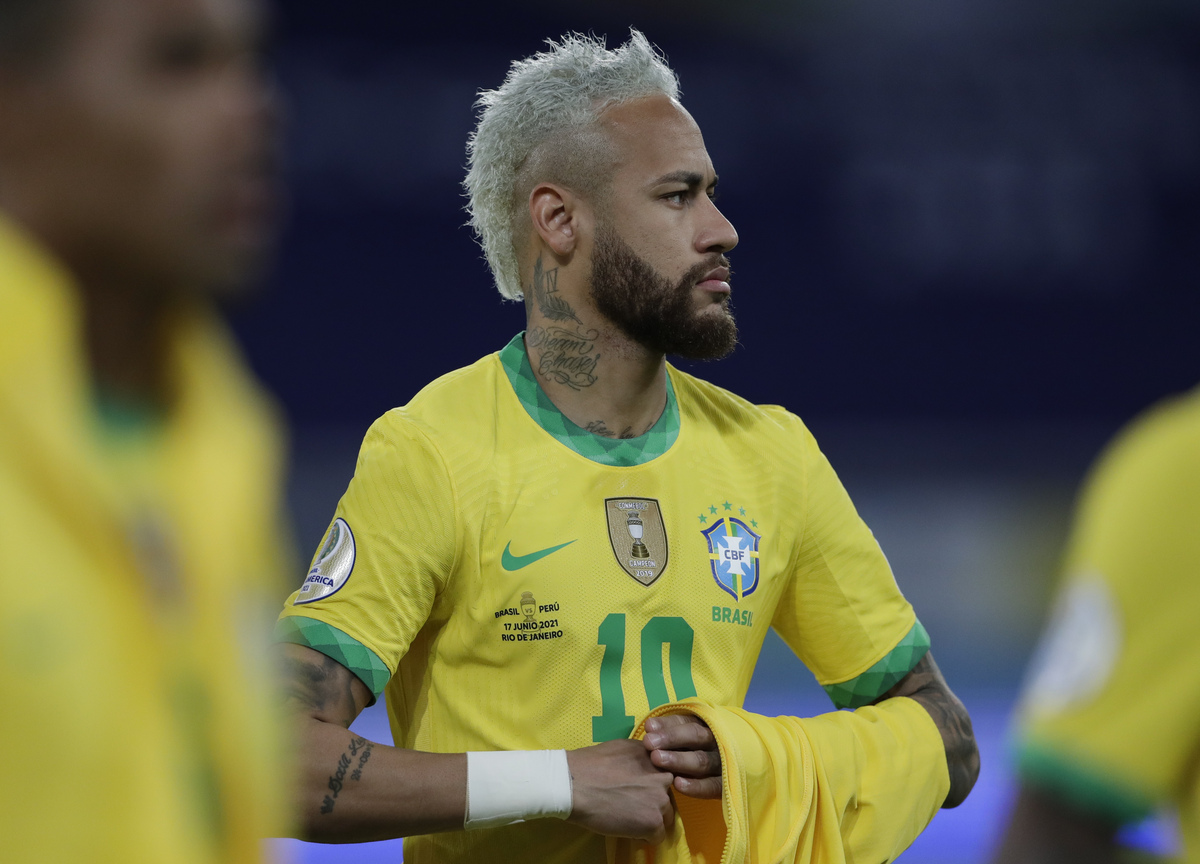 3° posto – NEYMAR - 135,600 ricerche L’attaccante del Paris Saint Germain e della nazionale brasiliana, impegnata in Coppa America, continua a fare notizia: con la Seleçao è arrivato a soli 9 gol dal record assoluto di realizzazioni, che appartiene al mitico Pelè. 3° posto – NEYMAR - 135,600 ricerche L’attaccante del Paris Saint Germain e della nazionale brasiliana, impegnata in Coppa America, continua a fare notizia: con la Seleçao è arrivato a soli 9 gol dal record assoluto di realizzazioni, che appartiene al mitico Pelè.