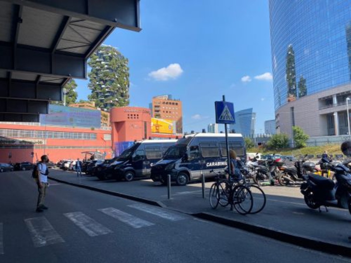 Le camionette dei carabinieri davanti alla Stazione (Foto Mianews) Le camionette dei carabinieri davanti alla Stazione (Foto Mianews)