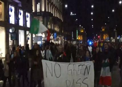"Io non chiudo": corteo No Green Pass a Milano, traffico nel caos