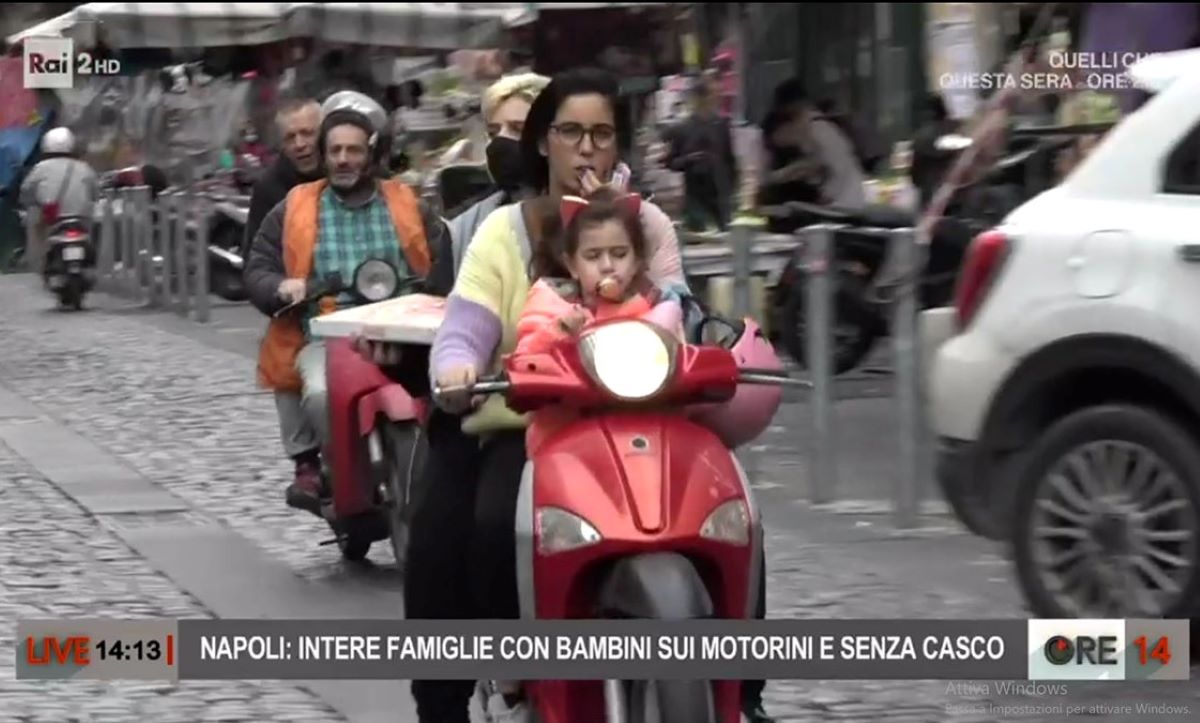 Napoli, foto di repertorio da un servizio di Ore 14 dedicato al traffico in città: intere famiglie sui motorini senza casco Napoli, foto di repertorio da un servizio di Ore 14 dedicato al traffico in città: intere famiglie sui motorini senza casco