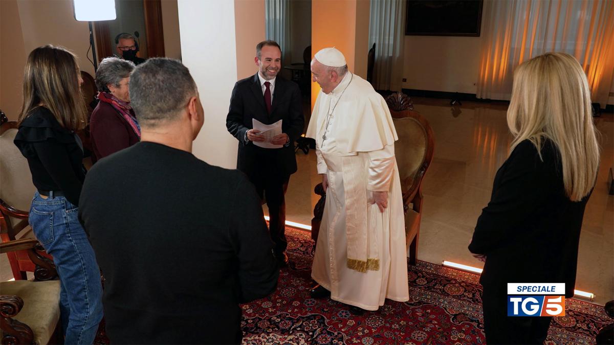 Papa Francesco risponde agli invisibili speciale TG5