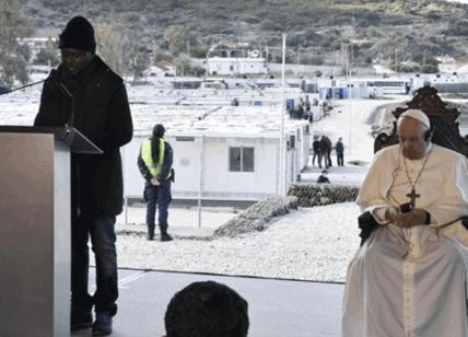Il Papa in mezzo ai migranti di Lesbo: "Fermiamo questo naufragio di civiltà"