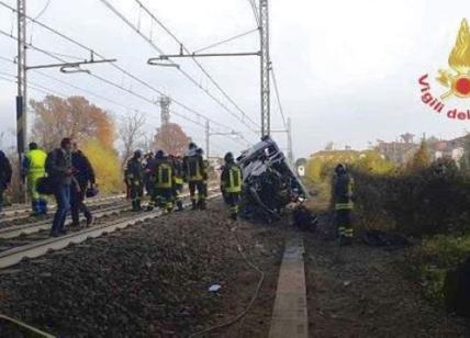 Parma, furgone cade sulla ferrovia: colpito da due treni. Morto un ragazzo