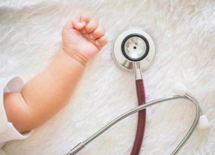 Allarme sanità, sempre più bimbi con malattie croniche ma è fuga di pediatri