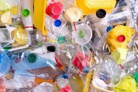 Plastica, entra in vigore la direttiva europea che bandisce gli ‘usa e getta’