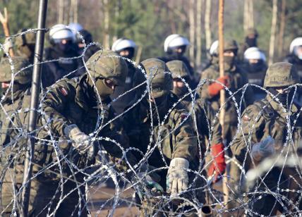 Varsavia-Minsk sull'orlo della guerra: 2mila migranti ammassati al confine Ue