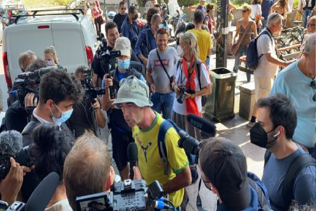 I primi manifestanti 'no green pass' arrivati alla Stazione Garibaldi (Foto Mianews) I primi manifestanti 'no green pass' arrivati alla Stazione Garibaldi (Foto Mianews)