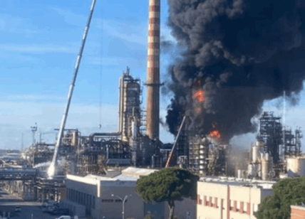 Livorno, colonna di fumo ed esplosioni dalla raffineria Eni