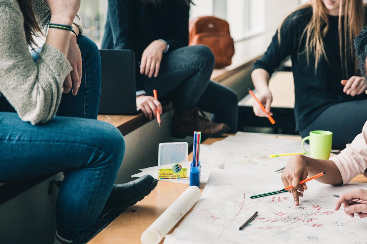 ragazze persone lavoro amici