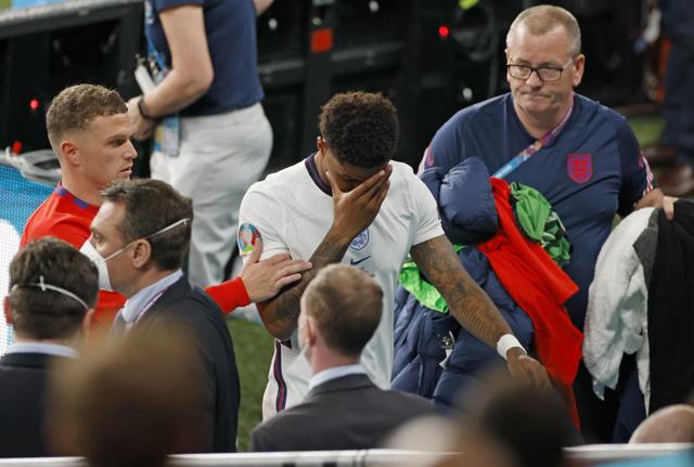 La tristezza di Rashford, uno dei tre giocatori che hanno fallito il rigore contro l'Italia La tristezza di Rashford, uno dei tre giocatori che hanno fallito il rigore contro l'Italia