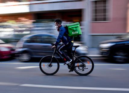 Milano, controlli sui rider: biciclette elettriche non a norma