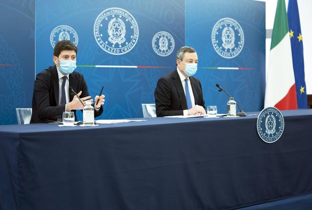 Il Ministro della Salute Roberto Speranza e il Premier Mario Draghi vengono duramente attaccati dalle associazioni di immunologi e allergologi (Lapresse) Il Ministro della Salute Roberto Speranza e il Premier Mario Draghi vengono duramente attaccati dalle associazioni di immunologi e allergologi (Lapresse)