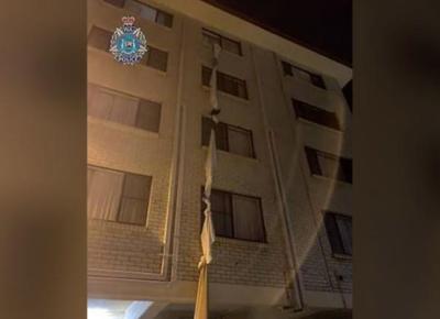 scappa dalla quarantena legando le lenzuola