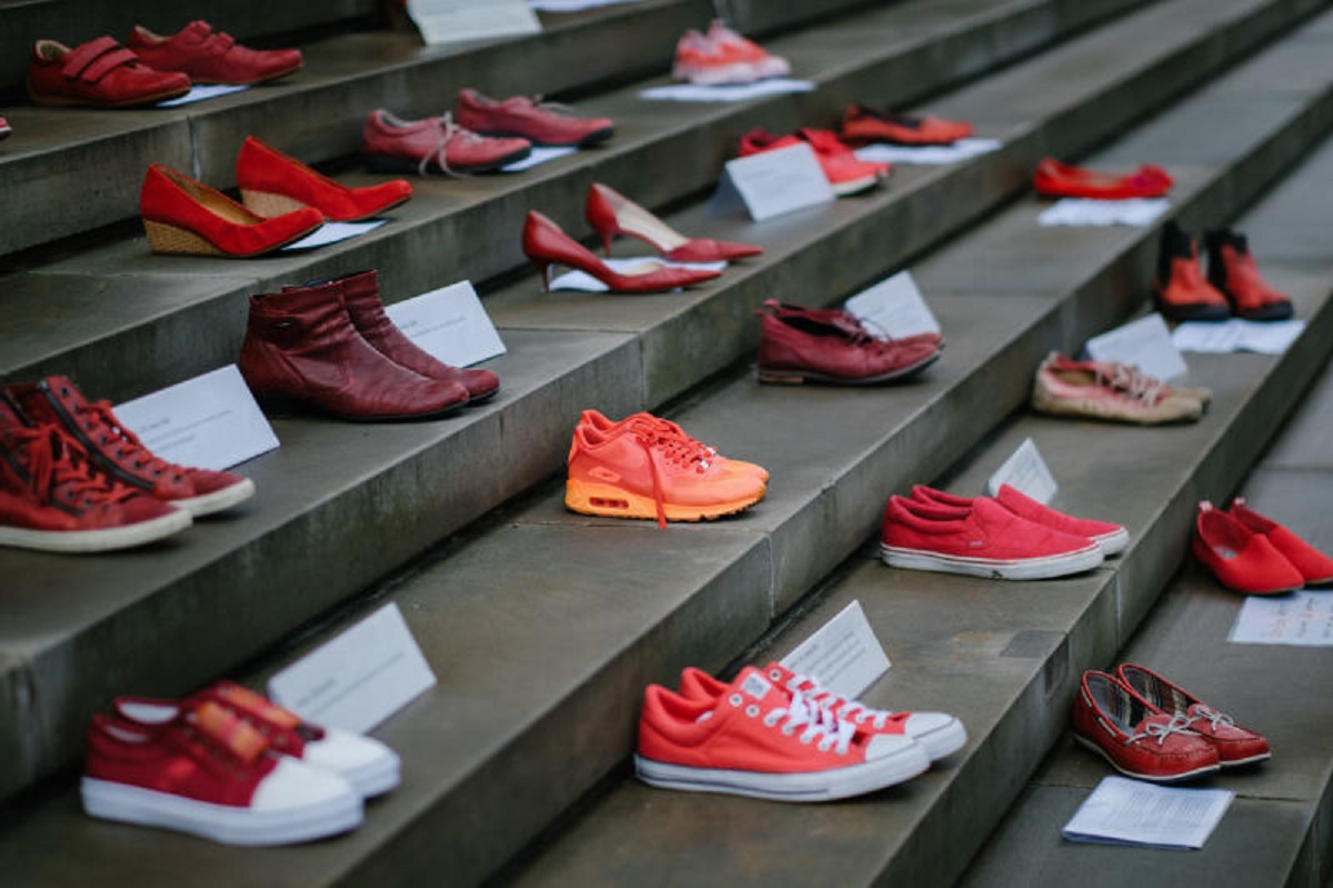 Hannover, scarpe rosse davanti al Parlamento contro il ritiro della Turchia dalla Convenzione di Istanbul (2021) Hannover, scarpe rosse davanti al Parlamento contro il ritiro della Turchia dalla Convenzione di Istanbul (2021)