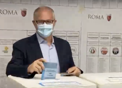 Elezioni Roma, Gualtieri al seggio a Monteverde. Ecco il momento del voto