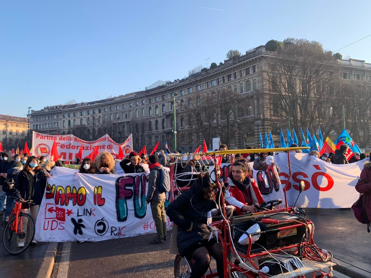 La manifestazione di Cgil e Uil (Foto Cgil Lombardia) La manifestazione di Cgil e Uil (Foto Cgil Lombardia)