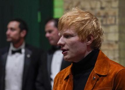 Ed Sheeran vaccinato e positivo al Covid, promuoverà il nuovo album da casa