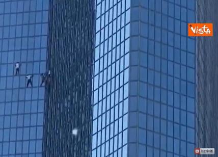 Belmondo, "Spider man" francese scala una torre contro il green pass per lui