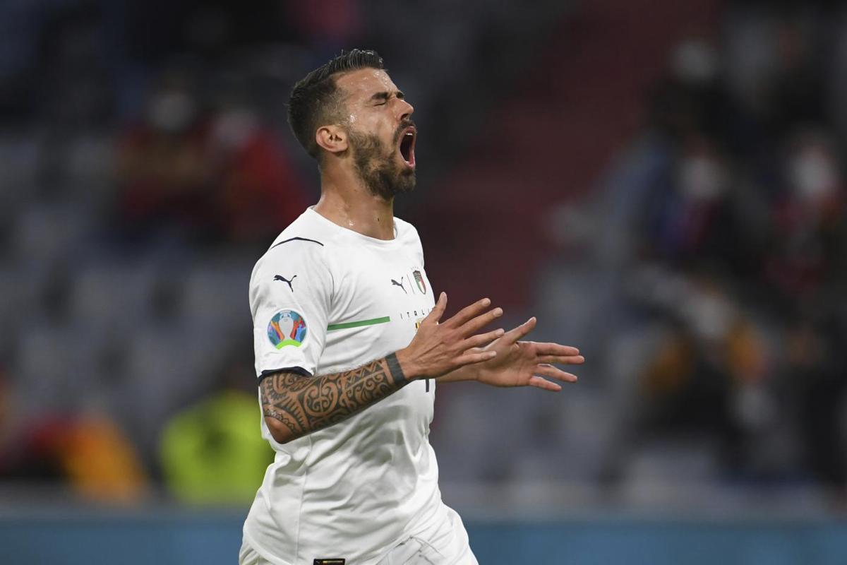 TERZINO SINISTRO - LEONARDO SPINAZZOLA: Nonostante il grave infortunio subito contro il Belgio, stramerita di essere in questo Top 11. Anzi, se non fosse stato per il brutto incidente, avrebbe potuto giocarsi le sue chance per vincere il premio di migliore del torneo TERZINO SINISTRO - LEONARDO SPINAZZOLA: Nonostante il grave infortunio subito contro il Belgio, stramerita di essere in questo Top 11. Anzi, se non fosse stato per il brutto incidente, avrebbe potuto giocarsi le sue chance per vincere il premio di migliore del torneo