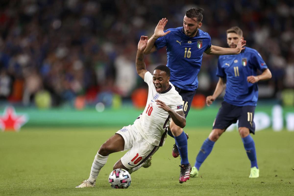 ATTACCANTE: RAHEEM STERLING - L'esterno sinistro del Manchester City conclude la stagione con due finali perse: quella di Champions League e quella di Euro 2020. Se gli fosse andata meglio, avrebbe potuto puntare al Pallone d'Oro. Ha tutte le qualità per rifarsi... ma cerchi solamente di tuffarsi un po' meno ATTACCANTE: RAHEEM STERLING - L'esterno sinistro del Manchester City conclude la stagione con due finali perse: quella di Champions League e quella di Euro 2020. Se gli fosse andata meglio, avrebbe potuto puntare al Pallone d'Oro. Ha tutte le qualità per rifarsi... ma cerchi solamente di tuffarsi un po' meno