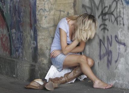 Stresa, incredibile: ragazza stuprata, tra i violentatori anche una donna