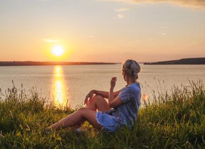 ragazza donna sole tramonto lago mare natura