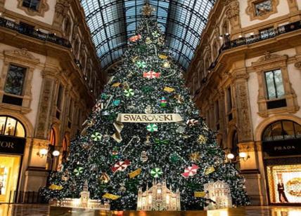 Milano, acceso l'albero di Natale di Swarovski in Galleria