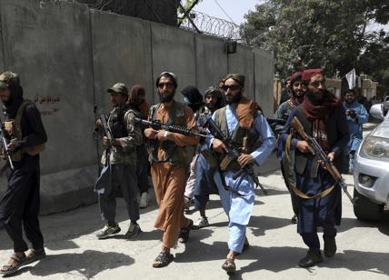 Talebani: non permetteremo agli afghani di andare in aeroporto. E gli Usa...