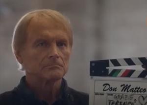 Terence Hill lascia Don Matteo Applauso d'addio della troupe
