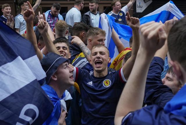 L'assembramento a Londra ha causato il contagio di molti tifosi scozzesi (Lapresse) L'assembramento a Londra ha causato il contagio di molti tifosi scozzesi (Lapresse)