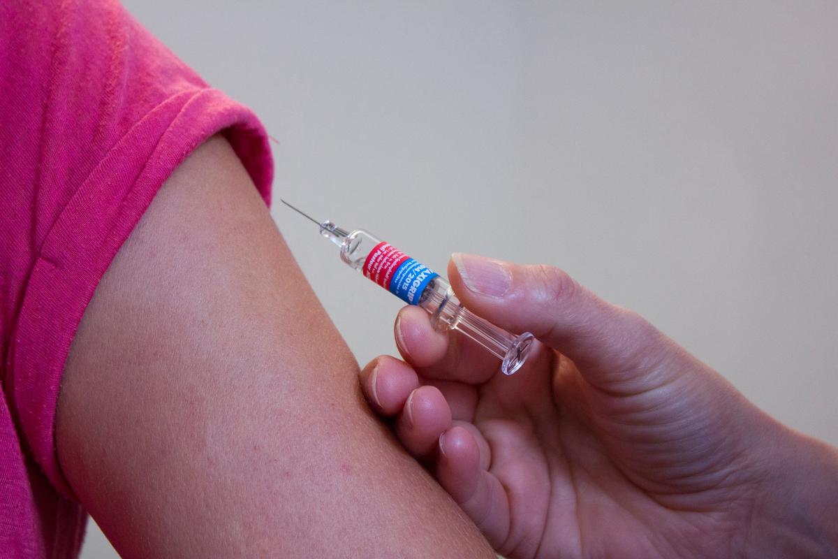 vaccini vaccino siringa infermiera dottore medico