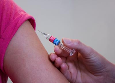 vaccini vaccino siringa infermiera dottore medico