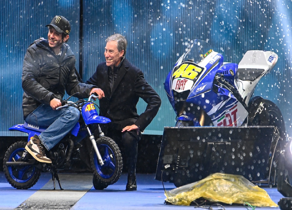 Valentino Rossi ad Eicma (foto: Yamaha via Twitter) Valentino Rossi ad Eicma (foto: Yamaha via Twitter)