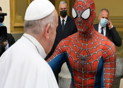 Papa Francesco, all'udienza generale c'è anche Spiderman VIDEO