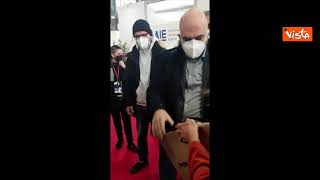 Più Libri Più Liberi, Saviano allo stand Polizia Moderna riceve in dono il "pacco alla camorra" Più Libri Più Liberi, Saviano allo stand Polizia Moderna riceve in dono il "pacco alla camorra"
