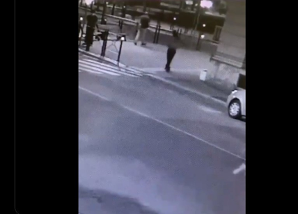 Voghera, i frame del momento in cui il 39enne colpisce l'assessore. VIDEO