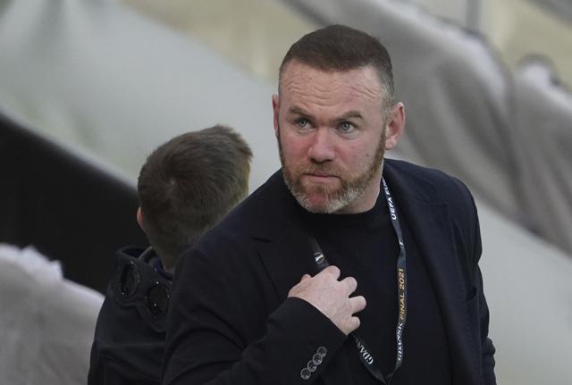 10° posto WAYNE ROONEY - 37,500 ricerche Nato a Liverpool e cresciuto nell’Everton, ha avuto il suo picco di rendimento durante gli anni trascorsi nel Manchester United. Nel 2020 è stato giocatore e contemporaneamente assistente tecnico del Derby County, prima di diventare allenatore a tempo pieno lo scorso gennaio, dopo l’esonero di Philip Cocu. A quel punto, ha appeso le scarpe al chiodo. 10° posto WAYNE ROONEY - 37,500 ricerche Nato a Liverpool e cresciuto nell’Everton, ha avuto il suo picco di rendimento durante gli anni trascorsi nel Manchester United. Nel 2020 è stato giocatore e contemporaneamente assistente tecnico del Derby County, prima di diventare allenatore a tempo pieno lo scorso gennaio, dopo l’esonero di Philip Cocu. A quel punto, ha appeso le scarpe al chiodo.