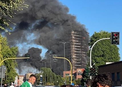 Va a fuoco un palazzo a Milano. Enorme incendio in zona sud