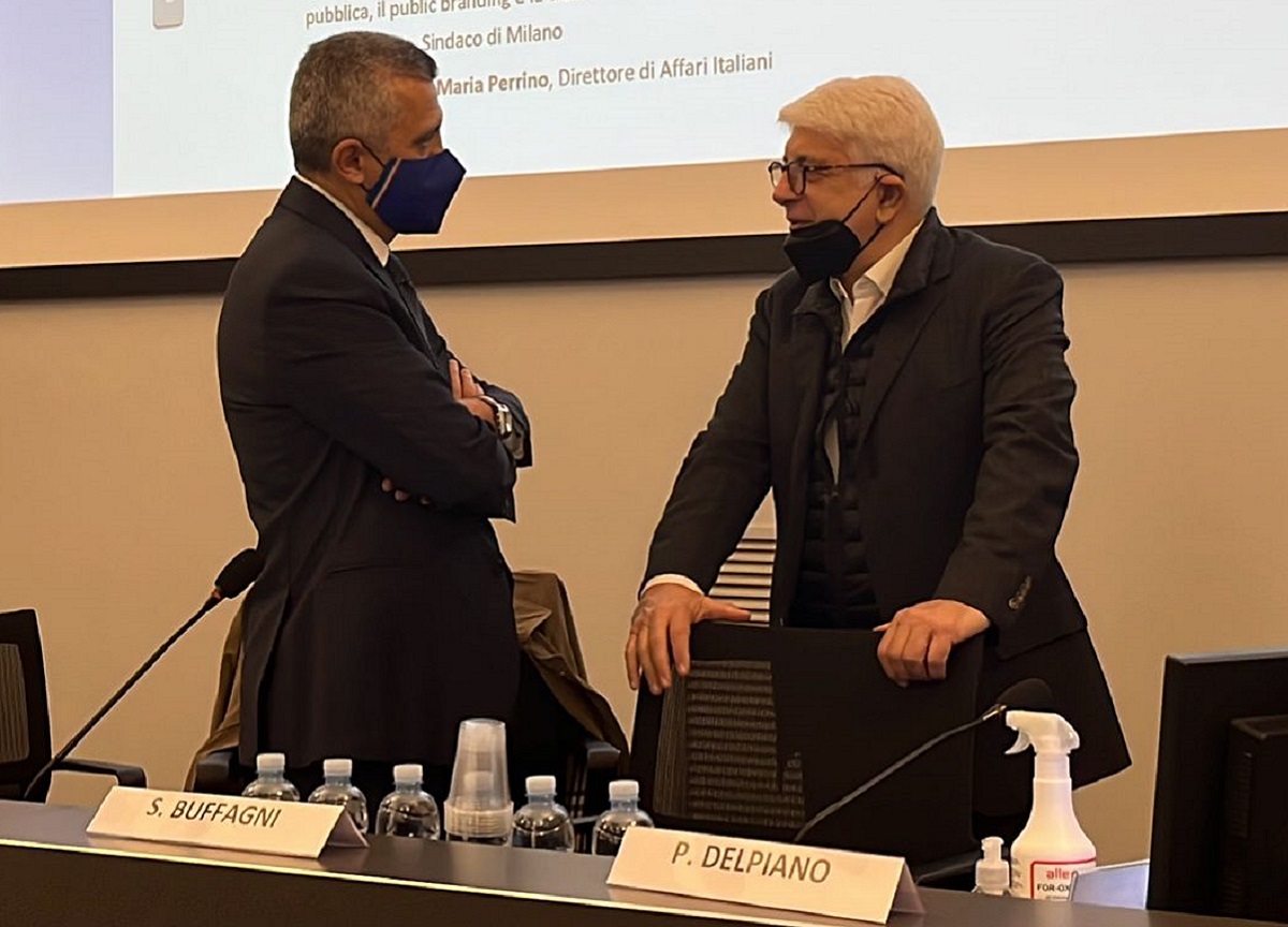 Il cerimoniere di Stato Enrico Passaro con il direttore di Affaritaliani.it Angelo Perrino, moderatore dell'incontro a Milano Il cerimoniere di Stato Enrico Passaro con il direttore di Affaritaliani.it Angelo Perrino, moderatore dell'incontro a Milano
