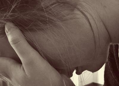 donna ragazza pianto tristezza lacrime dolore