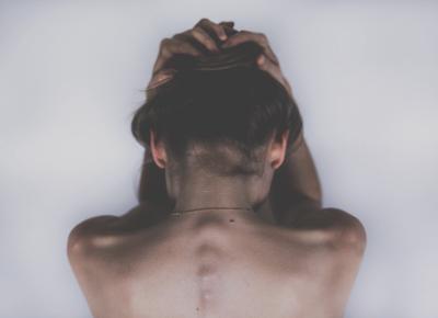 donna ragazza mal di testa depressione malattia