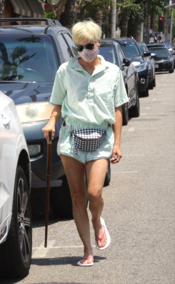Studio City, Selma Blair sorridente dopo una seduta di manicure e pedicure 