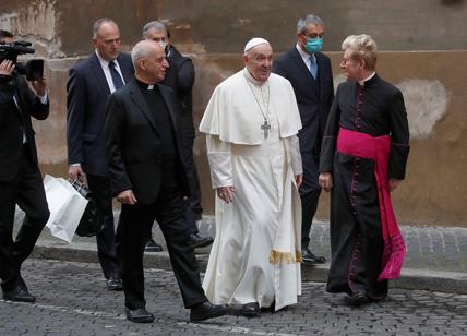 Il Papa in giro senza mascherina. Social senza pietà: "Protocollo tutto suo?"