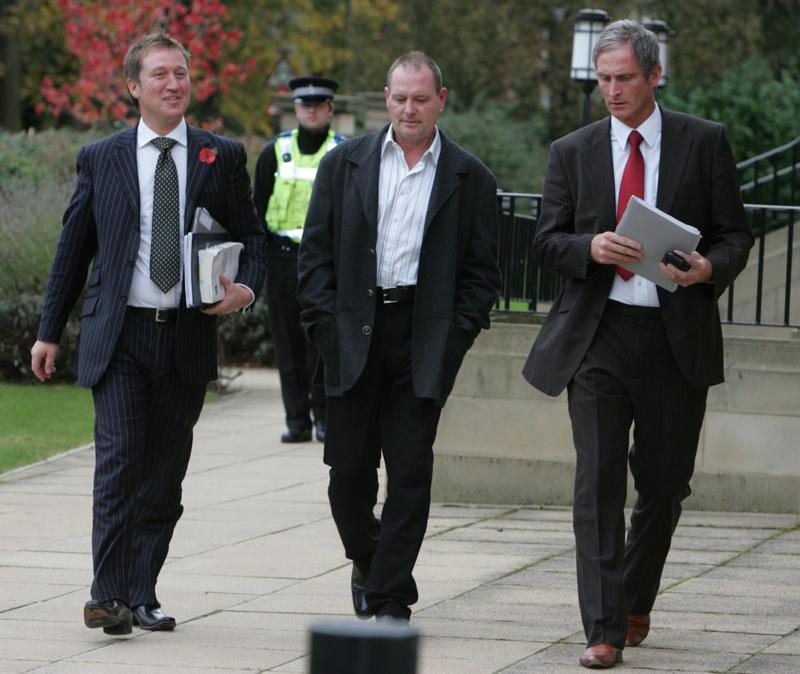 In una vita profondamente segnata da problemi psicologici e di dipendenza, Paul Gascoigne ha dovuto affrontare varie volte le conseguenze delle sue azioni: qui lo vediamo nel 2010, all'uscita dal tribunale dove era in corso uno dei numerosi procedimenti a suo carico In una vita profondamente segnata da problemi psicologici e di dipendenza, Paul Gascoigne ha dovuto affrontare varie volte le conseguenze delle sue azioni: qui lo vediamo nel 2010, all'uscita dal tribunale dove era in corso uno dei numerosi procedimenti a suo carico