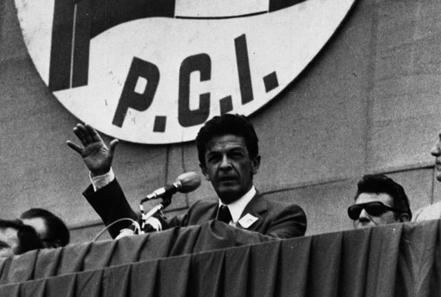 18 Giugno 1976 - Il segretario del PCI Enrico Berlinguer chiude la campagna elettorale con un comizio in P.za San Giovanni, a Roma - LaPresse/Publifoto 18 Giugno 1976 - Il segretario del PCI Enrico Berlinguer chiude la campagna elettorale con un comizio in P.za San Giovanni, a Roma - LaPresse/Publifoto