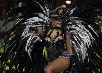 Carnevale a Rio, assembramenti e folla in strada nonostante il Covid