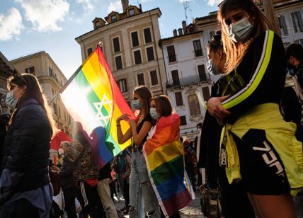 Omofobia, insulti a una coppia gay: diventano una linea di t-shirt