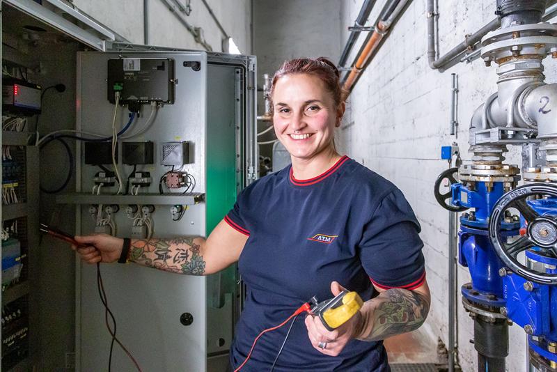 Marianna Valsecchi - capo operaio manutenzione idraulica elettromeccanica Entra in Atm nel 1997, dopo il diploma all’istituto tecnico viene assunta nel reparto elettromeccanici, dove ancora oggi lavora. “Ero l’unica donna ed anche la più giovane. Ricordo che non c’erano le scarpe della mia misura e che era stato approntato un piccolo bagno con uno spogliatoio solo per me”. Nonostante l’ambiente maschile, Marianna non si sente a disagio: “All’inizio mi guardavano con diffidenza. Ma col tempo ho conquistato la fiducia di capi e colleghi, dimostrando di saper fare il mio lavoro”. Due anni fa la promozione a capo operaio. Ora gestisce una piccola squadra di tecnici, maschi ovviamente. “Sul lavoro non mi tiro indietro, non ho mai avuto paura di cambiare, non ho mai mollato. Oggi voglio essere un esempio per i miei figli: i fatti contano più di mille parole”. Marianna Valsecchi - capo operaio manutenzione idraulica elettromeccanica Entra in Atm nel 1997, dopo il diploma all’istituto tecnico viene assunta nel reparto elettromeccanici, dove ancora oggi lavora. “Ero l’unica donna ed anche la più giovane. Ricordo che non c’erano le scarpe della mia misura e che era stato approntato un piccolo bagno con uno spogliatoio solo per me”. Nonostante l’ambiente maschile, Marianna non si sente a disagio: “All’inizio mi guardavano con diffidenza. Ma col tempo ho conquistato la fiducia di capi e colleghi, dimostrando di saper fare il mio lavoro”. Due anni fa la promozione a capo operaio. Ora gestisce una piccola squadra di tecnici, maschi ovviamente. “Sul lavoro non mi tiro indietro, non ho mai avuto paura di cambiare, non ho mai mollato. Oggi voglio essere un esempio per i miei figli: i fatti contano più di mille parole”.
