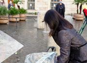 Virginia Raggi porta un mazzo di fiori alla Colonna dell’Immacolata a Piazza di Spagna